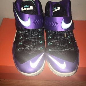 NIKE YOUTH SOLDIER VIII GS BASKETBALL SHOES  4.5y